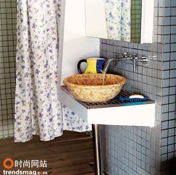 臺(tái)面上的陶瓷洗手盆成為浴室中引人注目的焦點(diǎn)