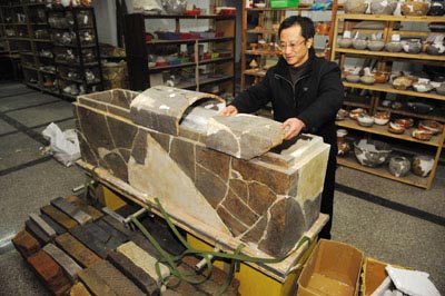 涪陵發(fā)現(xiàn)國內(nèi)最大陶棺(組圖)