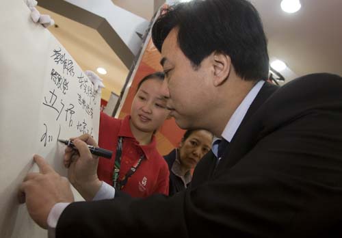 奧運特許商品旗艦店經(jīng)理在倡議書上簽字