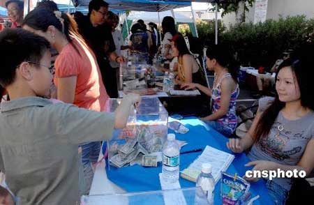 洛杉磯僑民走上街頭捐款賑災(zāi)(圖)