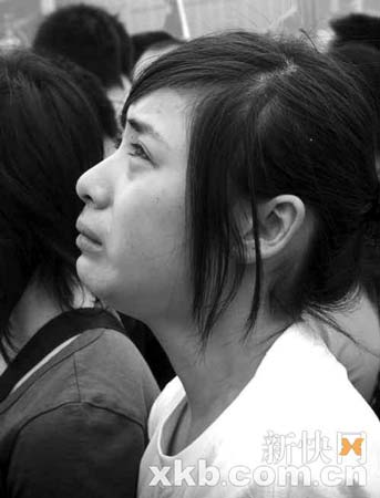 成都數(shù)千市民跪悼逝者 吶喊1小時不愿離去(圖)