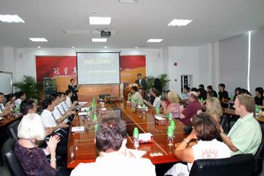 美國采購節(jié)美商參觀冠星陶瓷企業(yè)