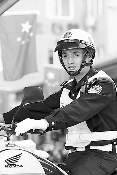 “北京最帥交警”走紅網(wǎng)絡(luò)圖片