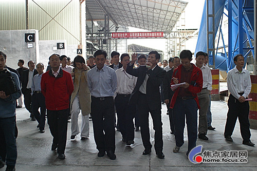 三水區(qū)黨政領(lǐng)導(dǎo)參觀考察卓遠(yuǎn)陶瓷廠區(qū)并給予高度評價