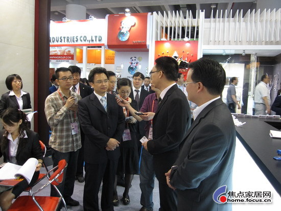 �DƬһ���V�|ʡ��ʡ�L(zh��ng)���^�����մɣ��c���ڿ���(j��ng)���鄦�h�H�н�Մ