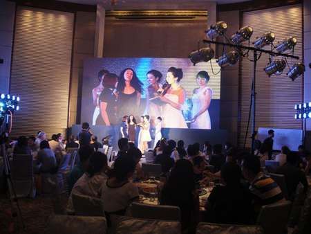 圖為“瑪莎拉蒂”御用設(shè)計(jì)師麗塔-坎帕納女士在現(xiàn)場接收主持人采訪 圖為“瑪莎拉蒂”御用設(shè)計(jì)師麗塔-坎帕納女士在現(xiàn)場接收主持人采訪