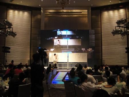 圖為國際著名玄學(xué)大師趙丹青老師在現(xiàn)場演講 圖為國際著名玄學(xué)大師趙丹青老師在現(xiàn)場演講