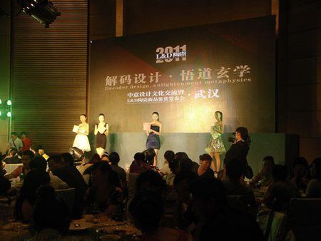 圖為眾模特在現(xiàn)場展示L&D陶瓷的新系列產(chǎn)品 圖為眾模特在現(xiàn)場展示L&D陶瓷的新系列產(chǎn)品