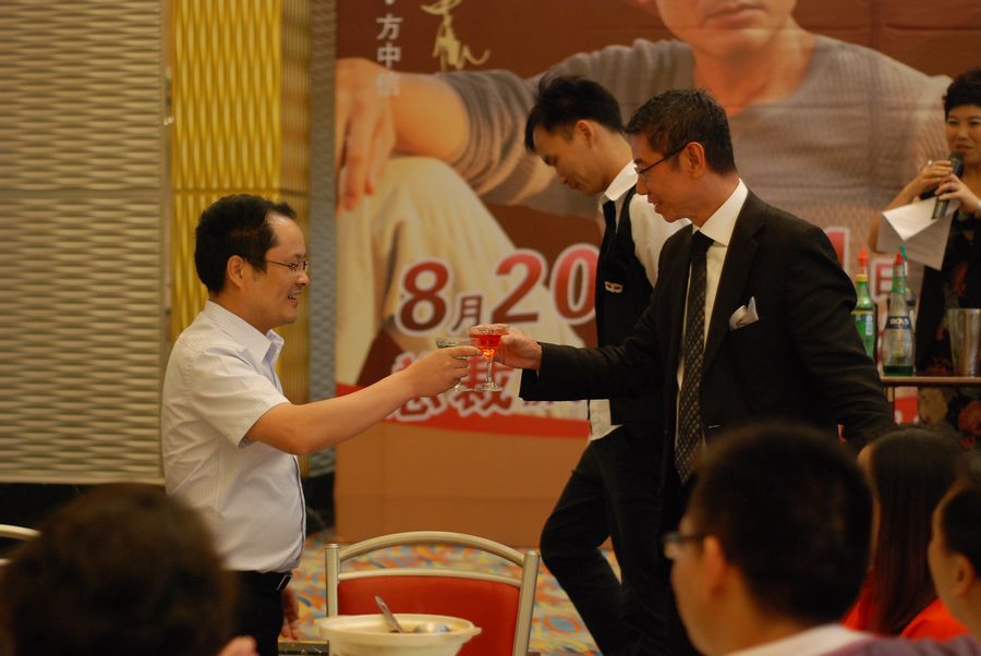 葉總向方振華大師敬酒 葉總向方振華大師敬酒