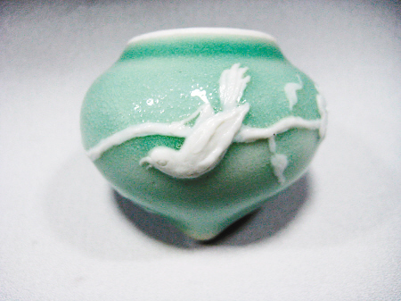 清雍正豆青釉裱花堆塑“喜登梅”鳥食罐