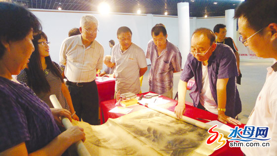 潘深亮在鑒定書畫 潘深亮在鑒定書畫