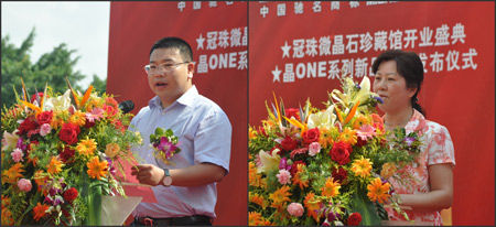 新明珠陶瓷集團(tuán)副總裁葉永楷(左)新明珠陶瓷集團(tuán)副總裁彭新峰分別致辭