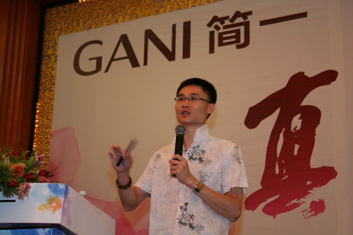 簡(jiǎn)一陶瓷全國(guó)設(shè)計(jì)總顧問(wèn)李志豪致辭 簡(jiǎn)一陶瓷全國(guó)設(shè)計(jì)總顧問(wèn)李志豪致辭