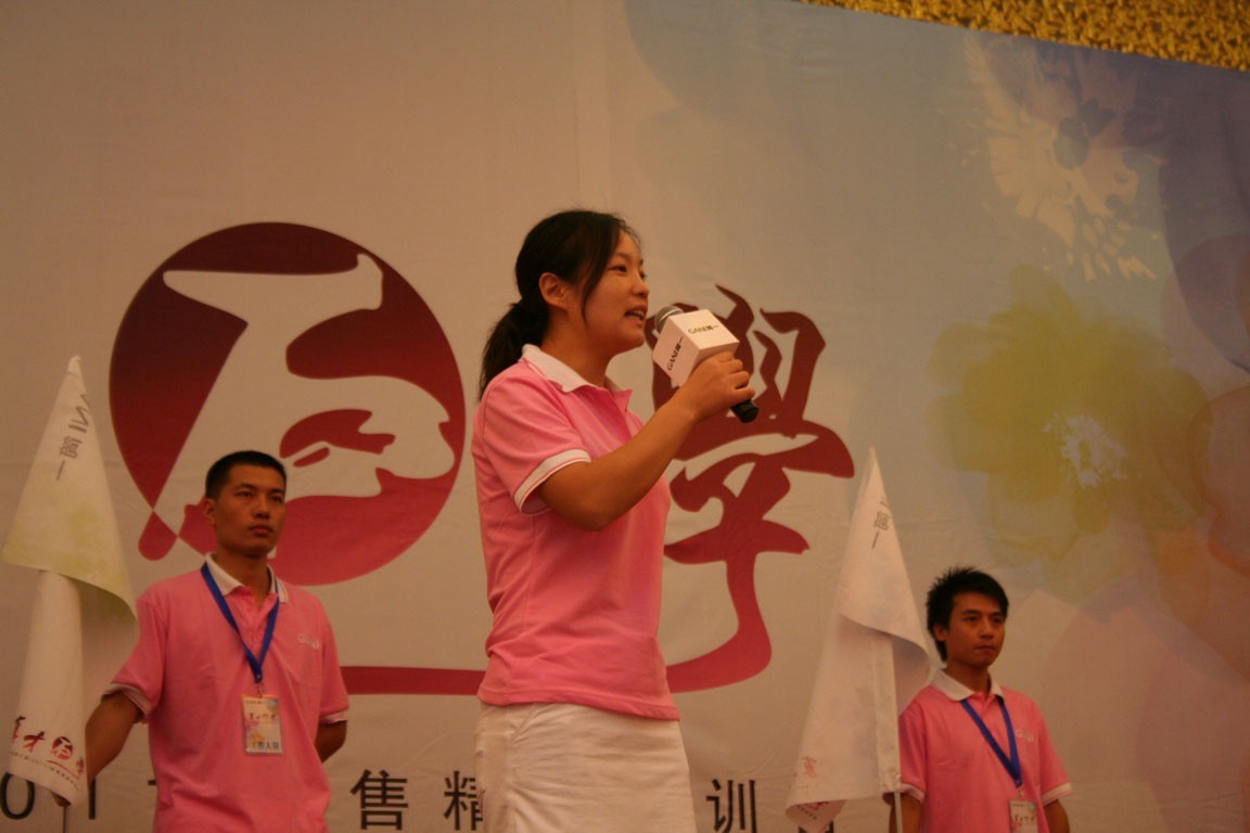 簡(jiǎn)一陶瓷人力資源總監(jiān)陳繼萍宣布特訓(xùn)營(yíng)開(kāi)幕 簡(jiǎn)一陶瓷人力資源總監(jiān)陳繼萍宣布特訓(xùn)營(yíng)開(kāi)幕