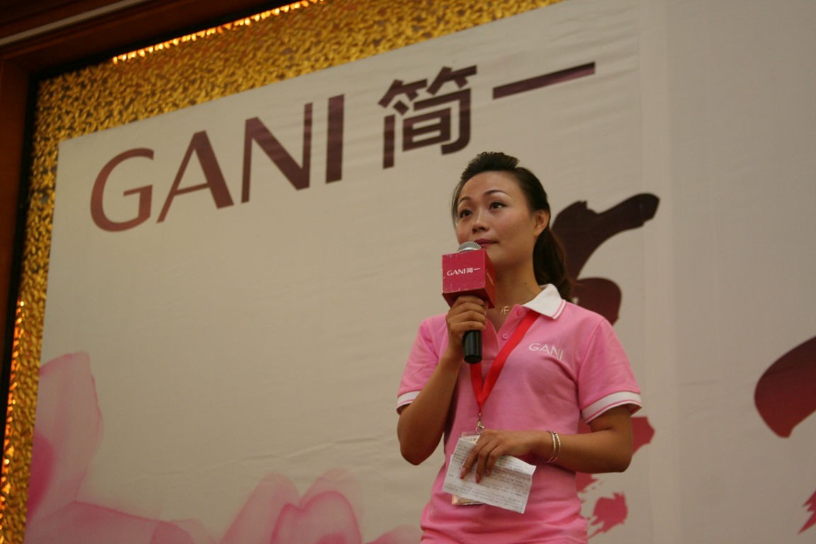 簡(jiǎn)一陶瓷市場(chǎng)總監(jiān)柯麗敏致辭 簡(jiǎn)一陶瓷市場(chǎng)總監(jiān)柯麗敏致辭