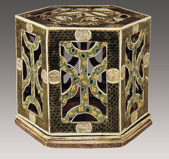 圖五 清康熙 素三彩鏤空錦地梅花壽字紋香薰