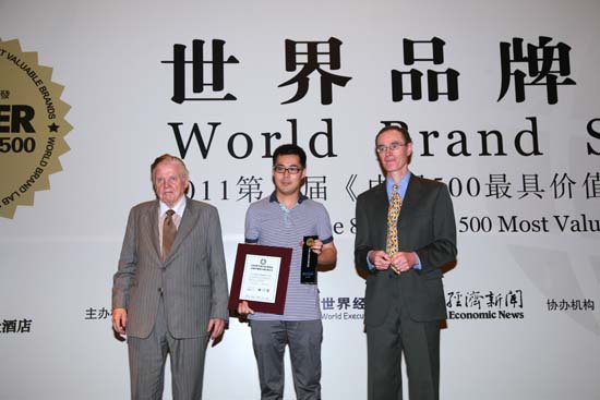 金意陶副總經(jīng)理張念超代表領(lǐng)取證書和獎(jiǎng)杯 金意陶副總經(jīng)理張念超代表領(lǐng)取證書和獎(jiǎng)杯