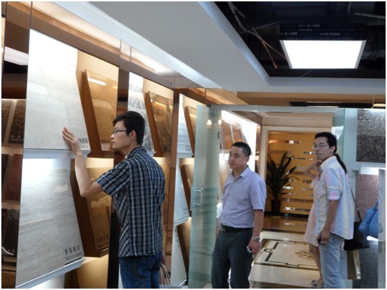 設計師仔細端詳簡一大理石產(chǎn)品 設計師仔細端詳簡一大理石產(chǎn)品