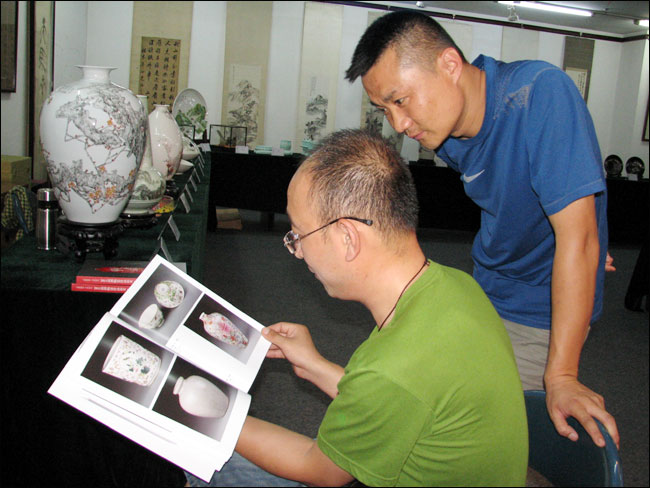 2011淄博陶瓷珍玩拍賣(展示)會預(yù)展拉開帷幕 2011淄博陶瓷珍玩拍賣(展示)會預(yù)展拉開帷幕