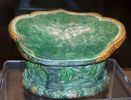 金人物故事紋如意頭枕 廣州西漢南越王墓博物館藏 金人物故事紋如意頭枕 廣州西漢南越王墓博物館藏