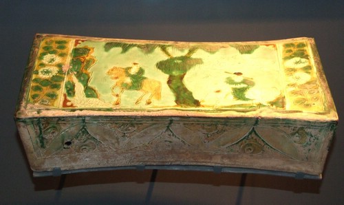 3-05元三彩蕭何追韓信圖枕 北京房山出土 首都博物館藏 3-05元三彩蕭何追韓信圖枕 北京房山出土 首都博物館藏