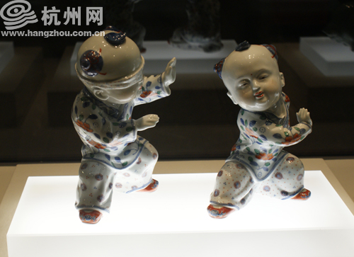 青花斗彩《嬰戲—捉迷藏》