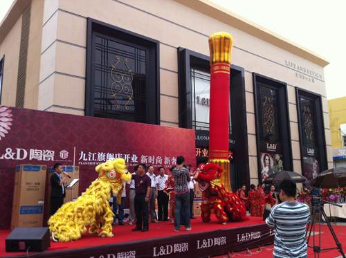 L&D陶瓷事業(yè)部總經(jīng)理蘭盛標(biāo)先生在開業(yè)現(xiàn)場(chǎng) L&D陶瓷事業(yè)部總經(jīng)理蘭盛標(biāo)先生在開業(yè)現(xiàn)場(chǎng)