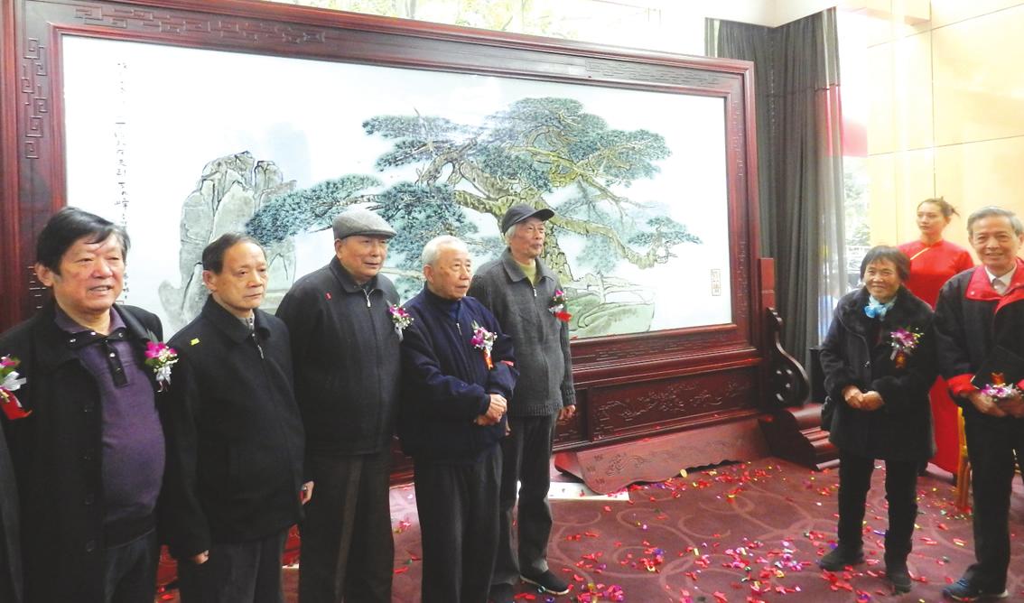瓷壇泰斗王錫良九旬高齡再攀藝術(shù)高峰 從藝八十余載最大單體瓷板畫(huà)《瓷上蒼然寫(xiě)古松》問(wèn)世