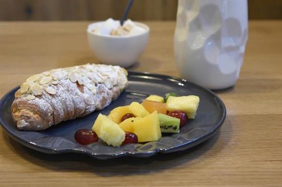 美女學生利用3D打印技術(shù)制作精美陶瓷器