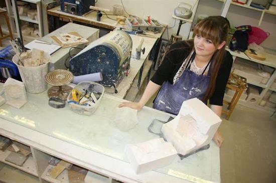 美女學生利用3D打印技術(shù)制作精美陶瓷器