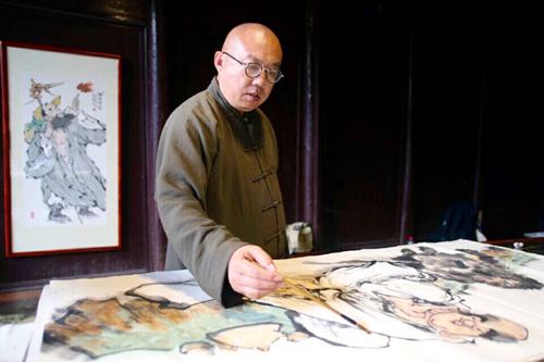 畫家張偉執(zhí)筆創(chuàng)作