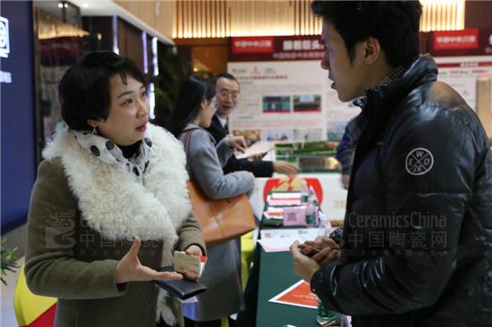 中國陶瓷總部營運總經(jīng)理湯潔明與媒體交流