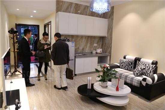 領(lǐng)導(dǎo)與媒體朋友一起參觀華夏中央廣場精裝房
