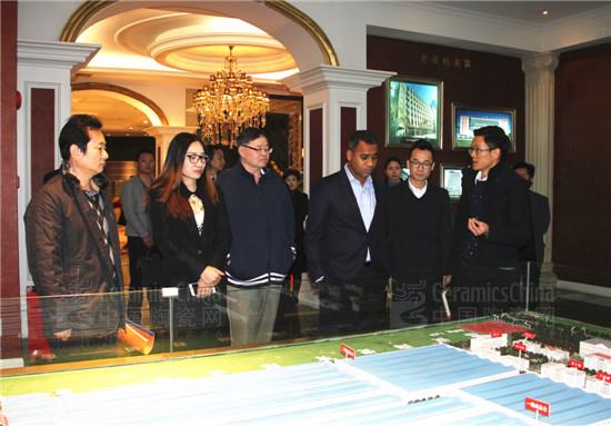 美國麻省劍橋市副市長Dennis Benzan(前排右3)在嘉俊營銷總經(jīng)理葉競旭(右2)陪同下參觀嘉俊王宮