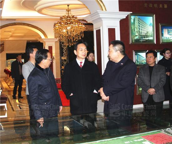 嘉俊董事長葉榮崧(前排左一)與嘉俊副董事長陳耀強(前排右一)陪同考察