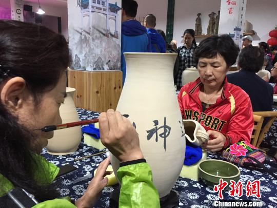 “創(chuàng)作陶瓷收藏壺”活動(dòng)現(xiàn)場(chǎng)!±羁〗堋z