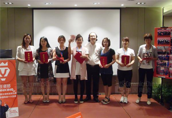 獅王企業(yè)市場總監(jiān)宋總為第三名小組頒發(fā)獎金和證書