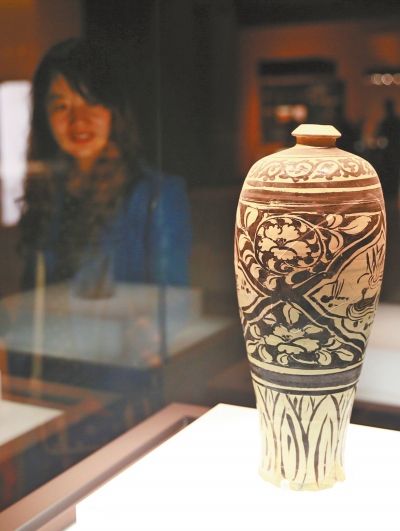 白地黑花開(kāi)光鴨戲紋梅瓶