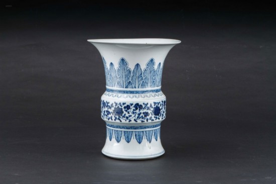 粉彩纏枝牡丹紋尊