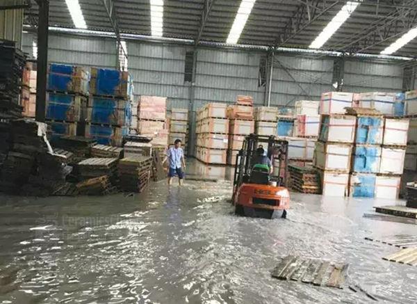 湖北一陶瓷廠生產(chǎn)車間的倉庫進水 廠家供圖