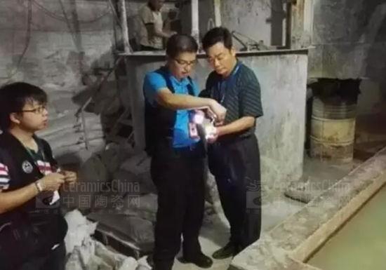 執(zhí)法人員檢查陶瓷企業(yè)廢氣處理設(shè)施運(yùn)行情況