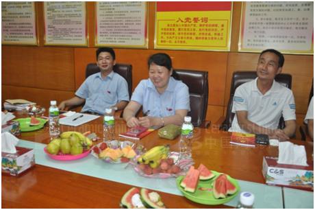 工會(huì)主席方桂蘭發(fā)言