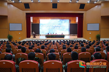 景德鎮(zhèn)陶瓷大學(xué)黨委書記參加機電學(xué)院新生入學(xué)大會