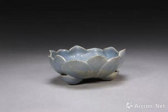宜興窯仿鈞天藍釉蓮花式洗,明,高7.1cm,口徑19.3cm,足距10cm.