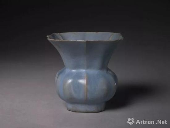 宜興窯仿鈞天藍釉方渣斗,明,高8cm,口邊長8.6cm,足邊長4.3cm.