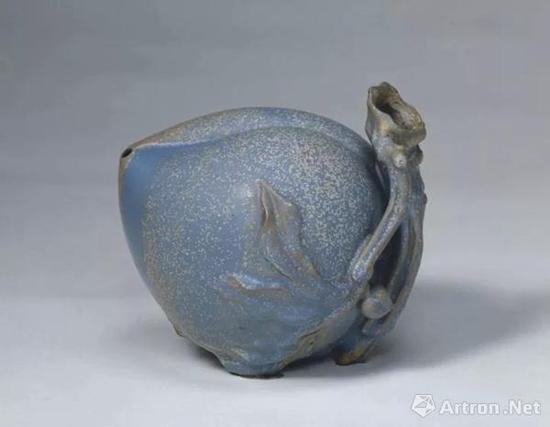 宜興窯桃式水注,明,通高11.9cm,腹徑12cm.