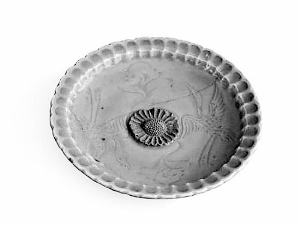 元 龍泉窯青瓷刻花云鶴菊瓣口盤(pán)保定市滿城區(qū)文物管理所藏