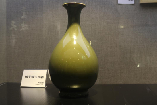中國(guó)陶瓷藝術(shù)大師陳壇根作品《梅子青玉壺春》