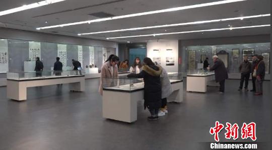 圖為市民觀賞展品!」w穎 攝 圖為市民觀賞展品!」w穎 攝